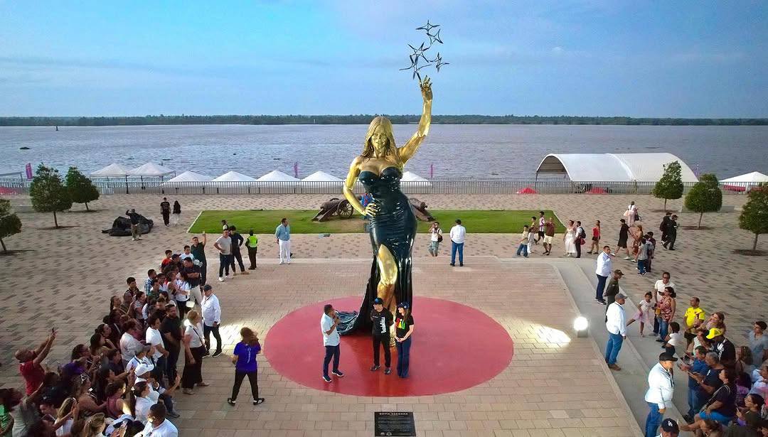 Estatua de Sofía Vergara en el Malecón del Rio Magdalena