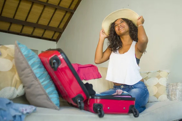 Mujer prepara su viaje